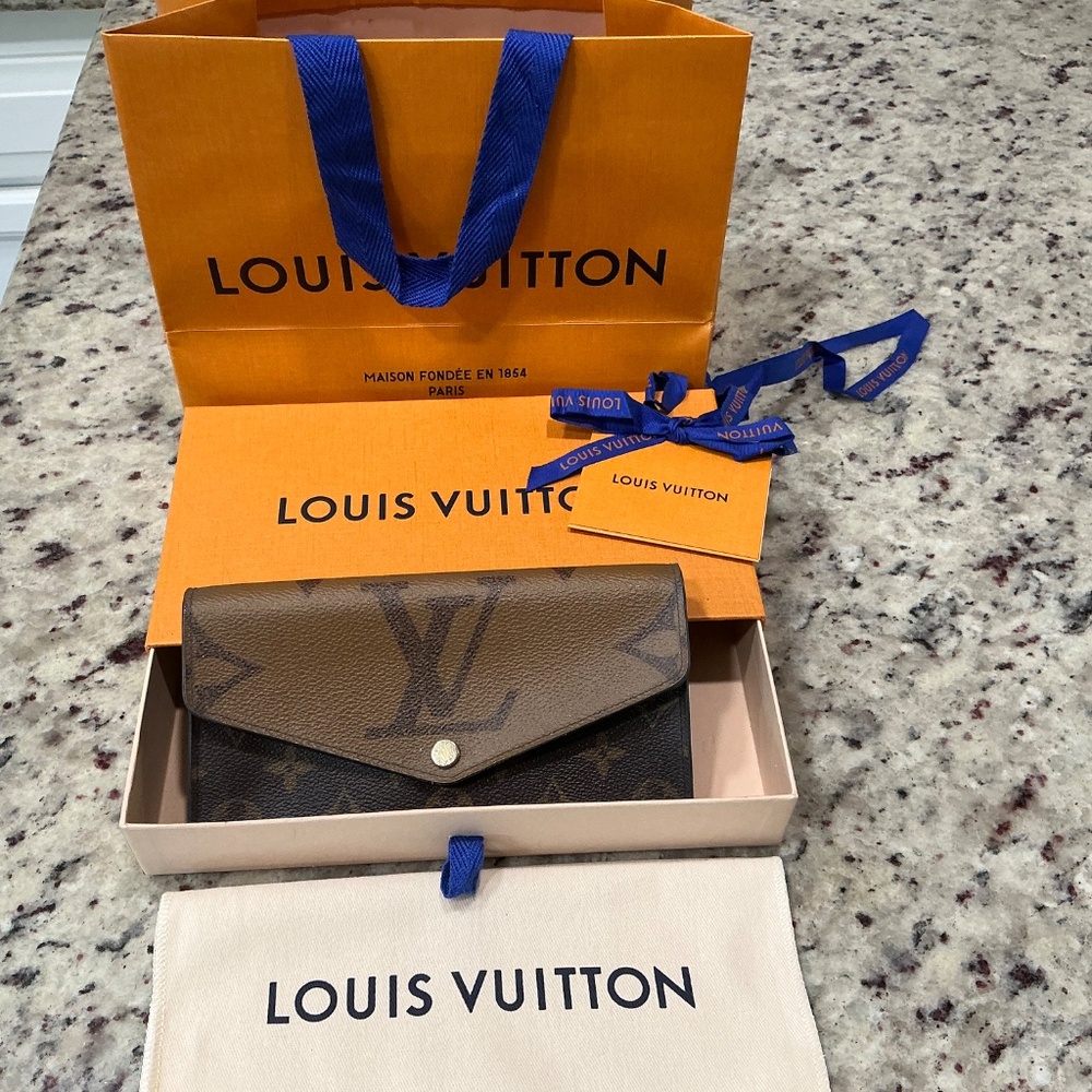 Authentic Louis Vuitton Sarah Wallet Reverse Monogram - Picture 2 of 14